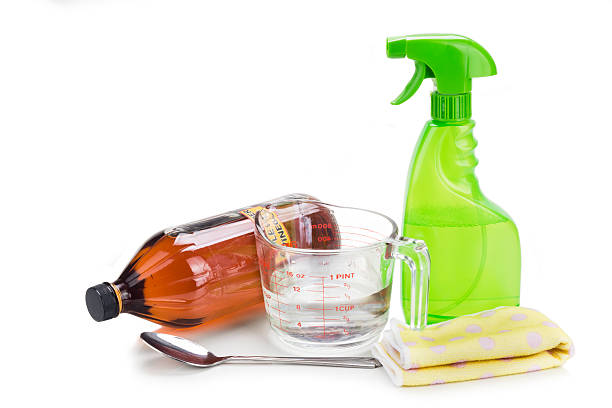 How to Make Mopping Solutions With Household Ingredients